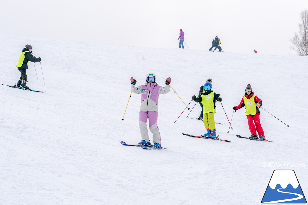 井山敬介さんと秋元日菜子さんのコンビは今年も健在！さらに、サプライズゲストも登場？！憧れのスキーヤーと一緒に雪と戯れ、『いちえ』の美味しいランチをいただく…。夢のようなイベント。めもるホールディングス presents プロスキーヤー・井山敬介さんと行く｜ダイナスティスキーリゾート